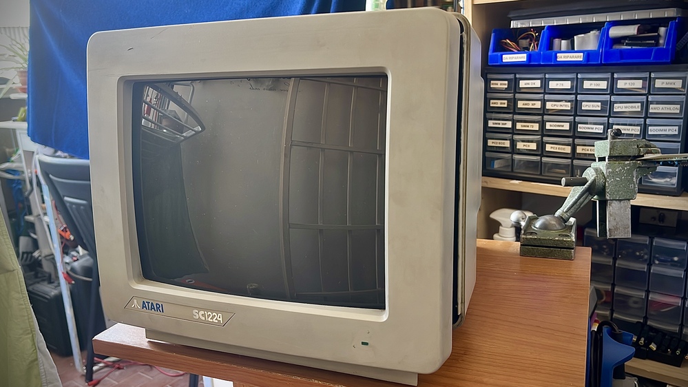 Monitor Atari SC1224 guasto prima della riparazione sul banco di lavoro